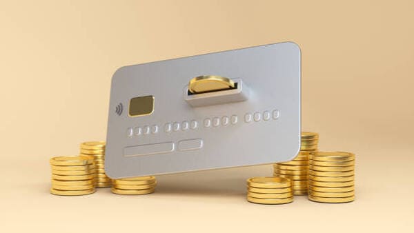 Billetes y tarjeta sobre una mesa